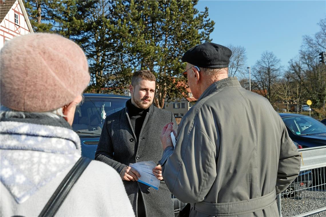 Wer macht das Rennen ums Rathaus? Daniel Bogner im Gespräch auf dem Weissacher Wochenmarkt. Foto: J. Fiedler