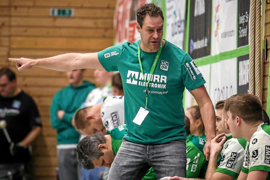 HCOB-Duell um wichtige Zähler und etwas Prestige Daniel Brack musste beim Spiel seiner Mannschaft zuletzt mehr korrigieren, als ihm lieb sein konnte. Im ersten Heimspiel des Jahres erwartet der HCOB-Coach nun eine konsequentere Chancenverwertung und ein besseres Zweikampfverhalten. Foto: Alexander Becher