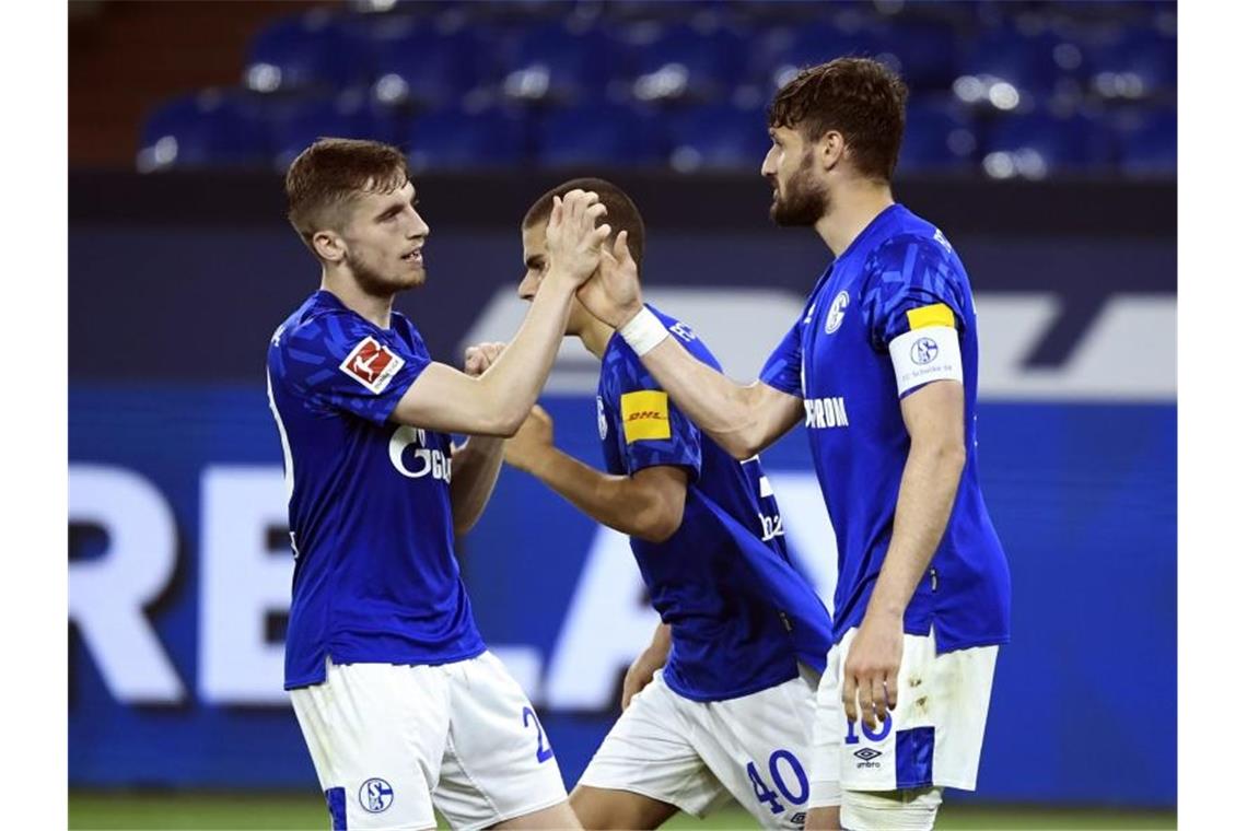 Daniel Caligiuri (r) bejubelt sein Tor zum 1:0 für Schalke mit Jonjoe Kenny. Foto: Ina Fassbender/AFP/Pool/dpa