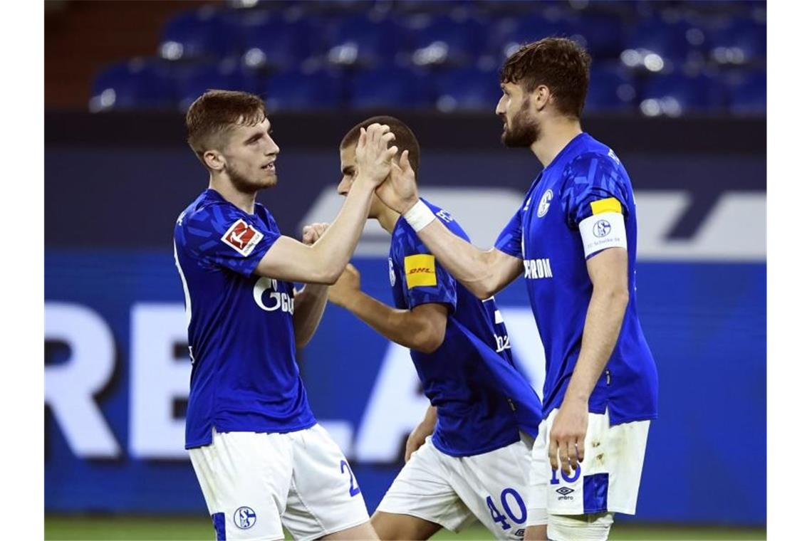 Jung und forsch: Klamme Schalker müssen auf Nachwuchs setzen Daniel Caligiuri (r) bejubelt sein Tor zum 1:0 für Schalke mit Jonjoe Kenny. Foto: Ina Fassbender/AFP/Pool/dpa