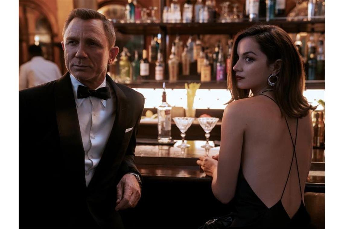 Daniel Craig als James Bond und Ana de Armas als Paloma in einer Szene des Films „James Bond 007 - Keine Zeit zu sterben“. Foto: Nicola Dove/Universal Pictures/dpa/Archivbild