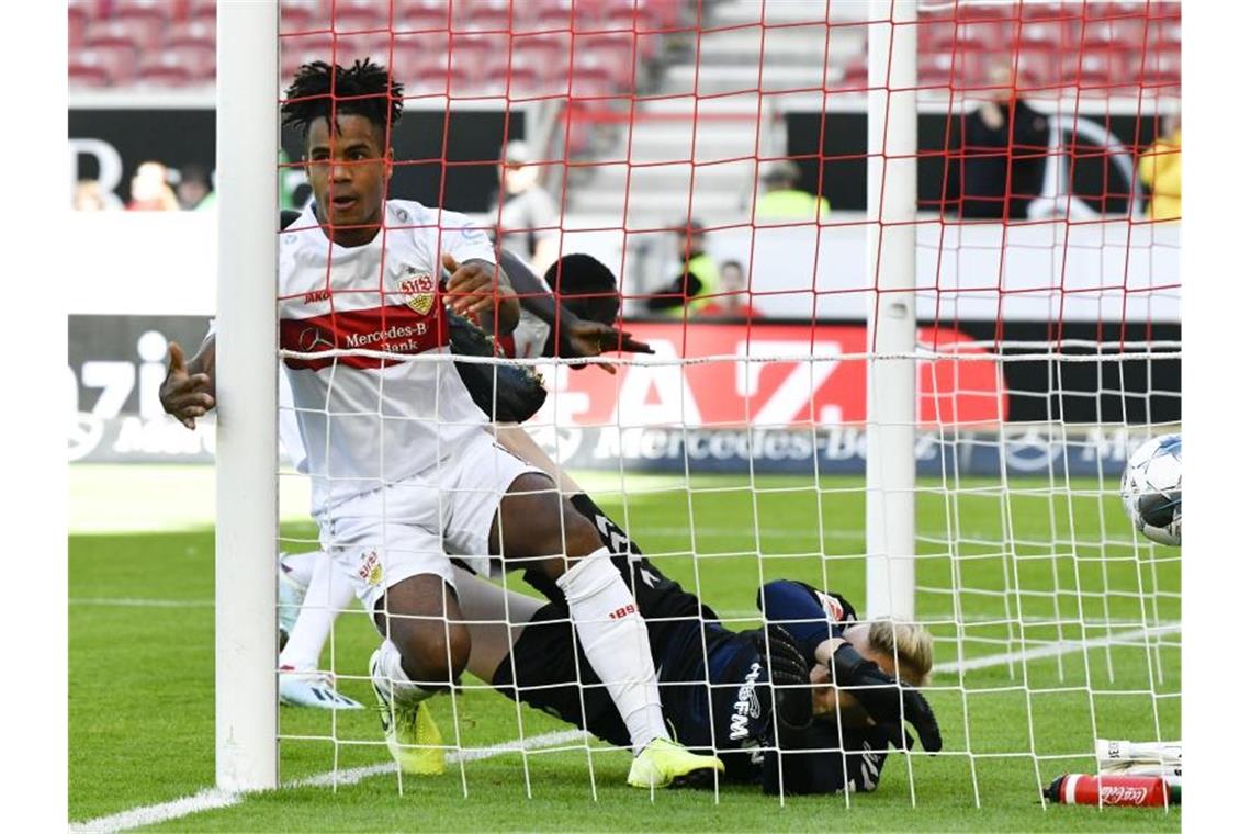 Daniel Didavi (l) schoss das 1:0 für den VfB Stuttgart. Foto: Thomas Kienzle