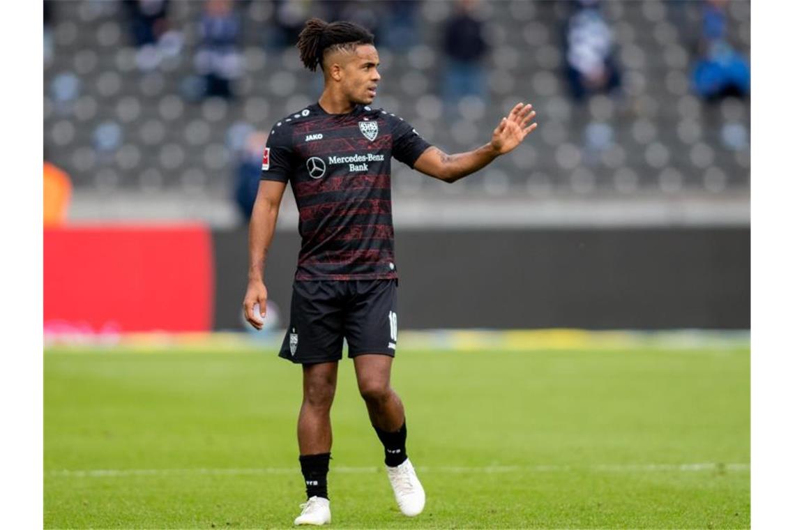 Sportdirektor Mislintat: Didavi-Verbleib so oder so denkbar Daniel Didavi von VfB Stuttgart zeigt in eine Richtung. Foto: Andreas Gora/dpa/Archivbild