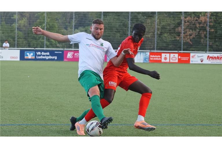 Daniel Geppert (li./gegen Mouhamad Gueye vom FV Löchgau) traf in der Nachspielzeit per Kopf gegen die TSG Öhringen und sorgte mit dem 2:2 für einen Teilerfolg des TSV Heimerdingen.