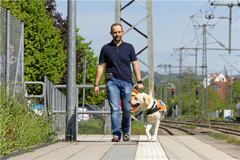 Daniel Grauel bringt Hund Fido auch bei, sicher am Gleis entlangzuführen. Fotos: Alexander Becher