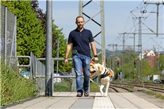 Daniel Grauel bringt Hund Fido auch bei, sicher am Gleis entlangzuführen. Fotos: Alexander Becher