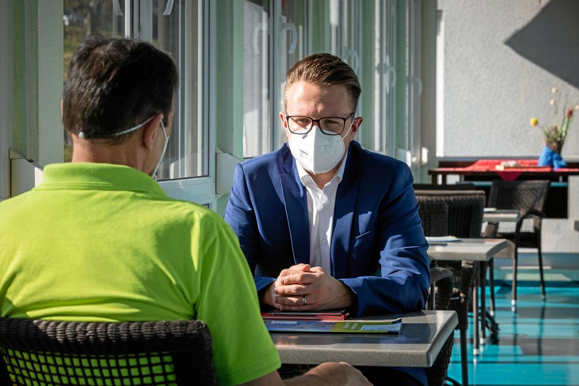 Er will sich für Jung und Alt einsetzen Daniel Gutmann spricht im Alexander-Stift in Unterweissach mit Pflegern. Eine gutes Pflegeheim vor Ort sieht er als wichtige Einrichtung für Weissachs Zukunft. Foto: A. Becher