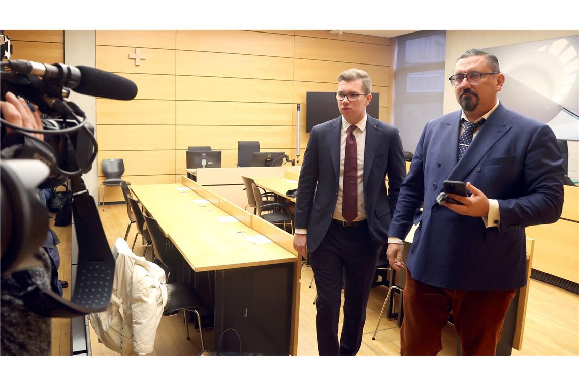 Daniel Halemba (links), AfD-Abgeordneter, steht vor Prozessbeginn mit seinem Anwalt Dubravko Mandic im Gerichtssaal.