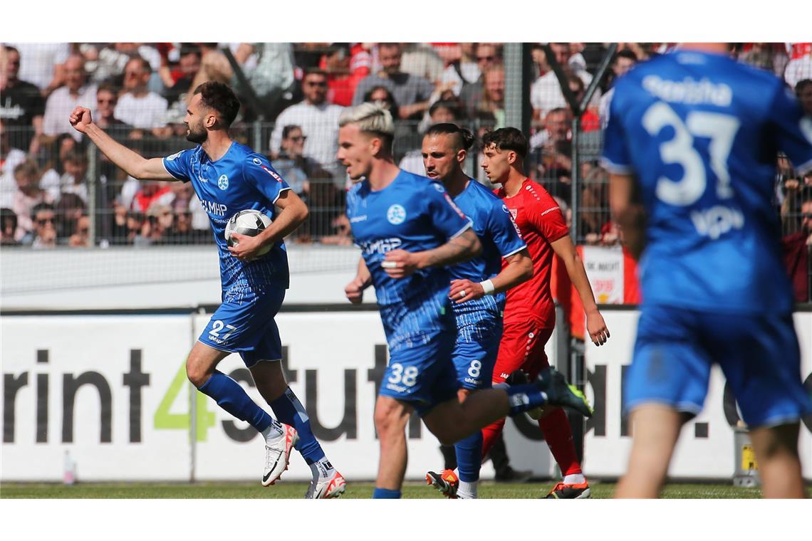 Das waren die Schlüsselmomente der Blauen 2024 Daniel Kalajdzic (li.) rettete mit seinem Tor am 27. April gegen den VfB Stuttgart II vor 9550 Zuschauern im Gazi-Stadion ein 2:2. Die spielerisch überlegenen Weiß-Roten hatten mit 2:0 geführt.