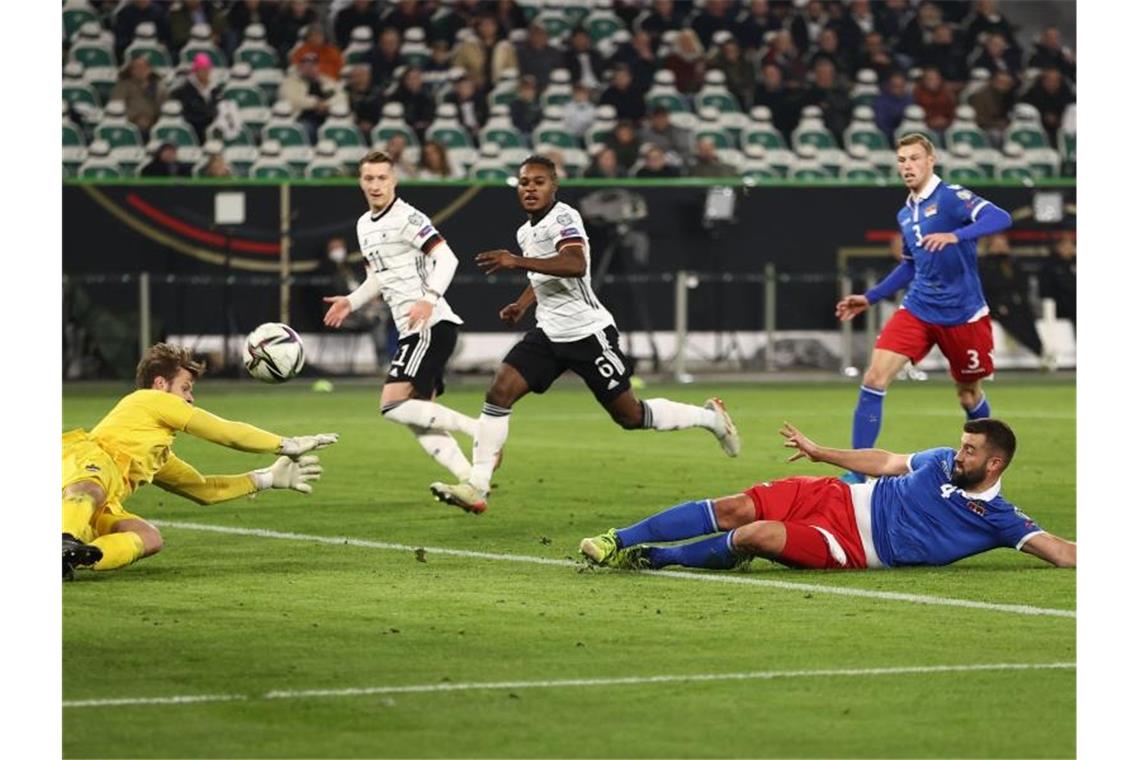 Tore-Spaß gegen Liechtenstein: 9:0 beim Jogi-Abschied Daniel Kaufmann (r) aus Liechtenstein verursacht gegen seinen Torwart Benjamin Büchel (l) das Eigentor zur deutschen 2:0-Führung. Foto: Christian Charisius/dpa