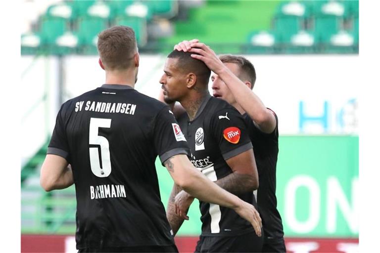 Daniel Keita Ruel (M) vom SV Sandhausen jubelt mit seinen Kollegen Janik Bachmann (l) und Emanuel Taffertshofer über seinen Treffer zum 1:2. Foto: Daniel Karmann/dpa