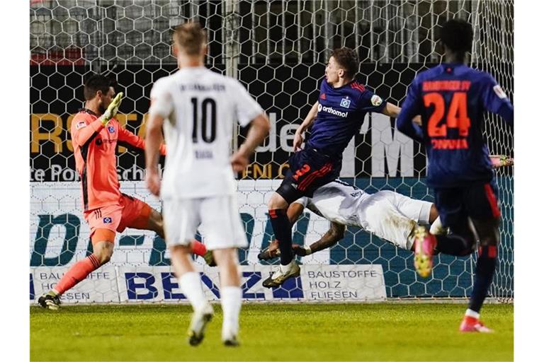 Daniel Keita Ruel (r) sorgte bei Sandhausens Sieg gegen den HSV für die Vorentscheidung. Foto: Uwe Anspach/dpa