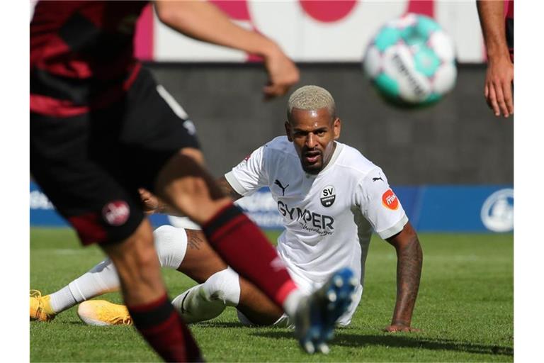 Daniel Keita Ruel vom SV Sandhausen blickt dem verlorenen Ball hinterher. Foto: Daniel Karmann/dpa