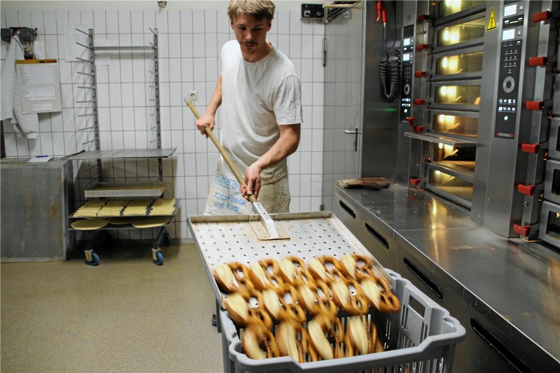 Vom Teigling zur Brezel Daniel Kress ist für den Ofen zuständig. Mit dem „Schießer“ holt er die Brezeln heraus.