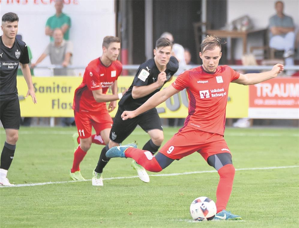 Daniel Lang macht mit einem Foulelfmeter den 3:1-Sieg der TSG perfekt.Foto: T. Sellmaier