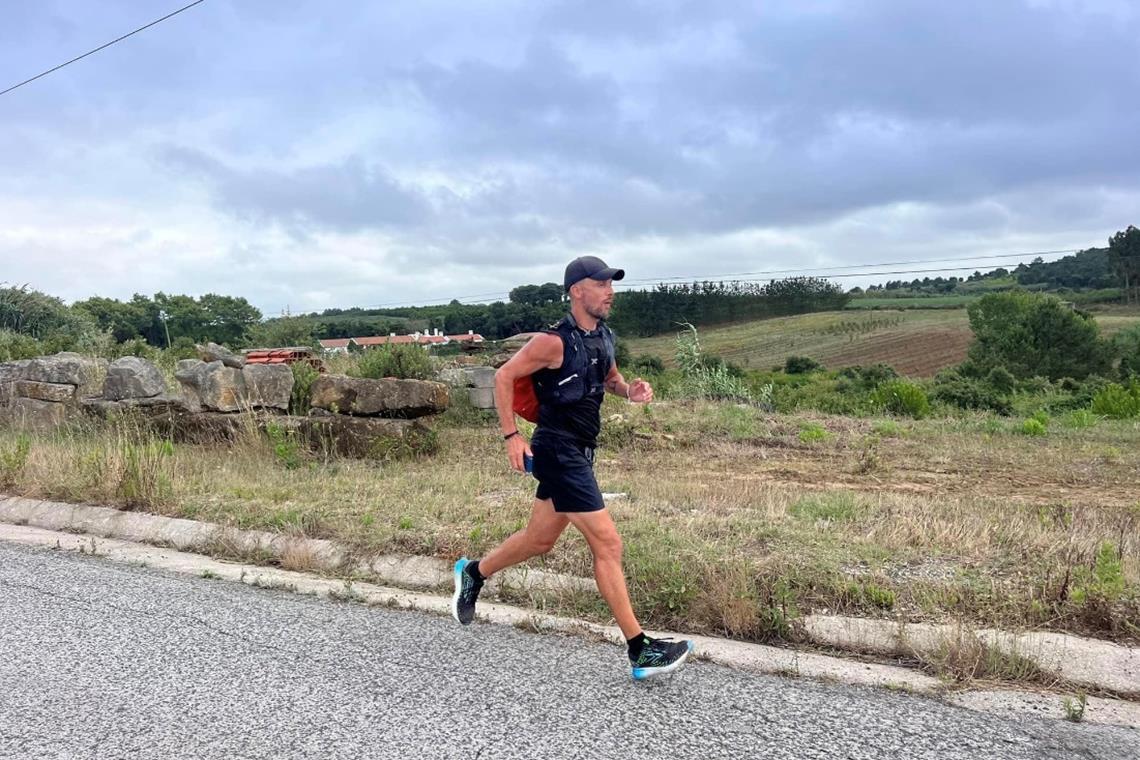 3000 Kilometer von Erbstetten nach Portugal gelaufen Daniel Lopes Pereira während einer Etappe in Spanien auf dem Weg von Erbstetten nach Vau in Portugal. Fotos: privat