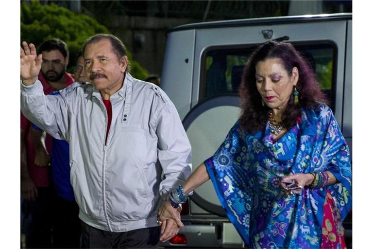 Daniel Ortega ist Berichten zufolge schwer krank. Als Strippenzieherin gilt seine Frau Rosario Murillo. Foto: Jorge Torres/EFE/dpa