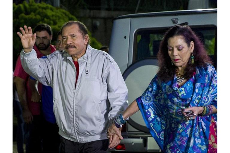 Daniel Ortega, Präsident von Nicaragua, und seine Frau Rosario Murillo kommen zu einer Pressekonferenz. Foto: Jorge Torres/EFE/dpa