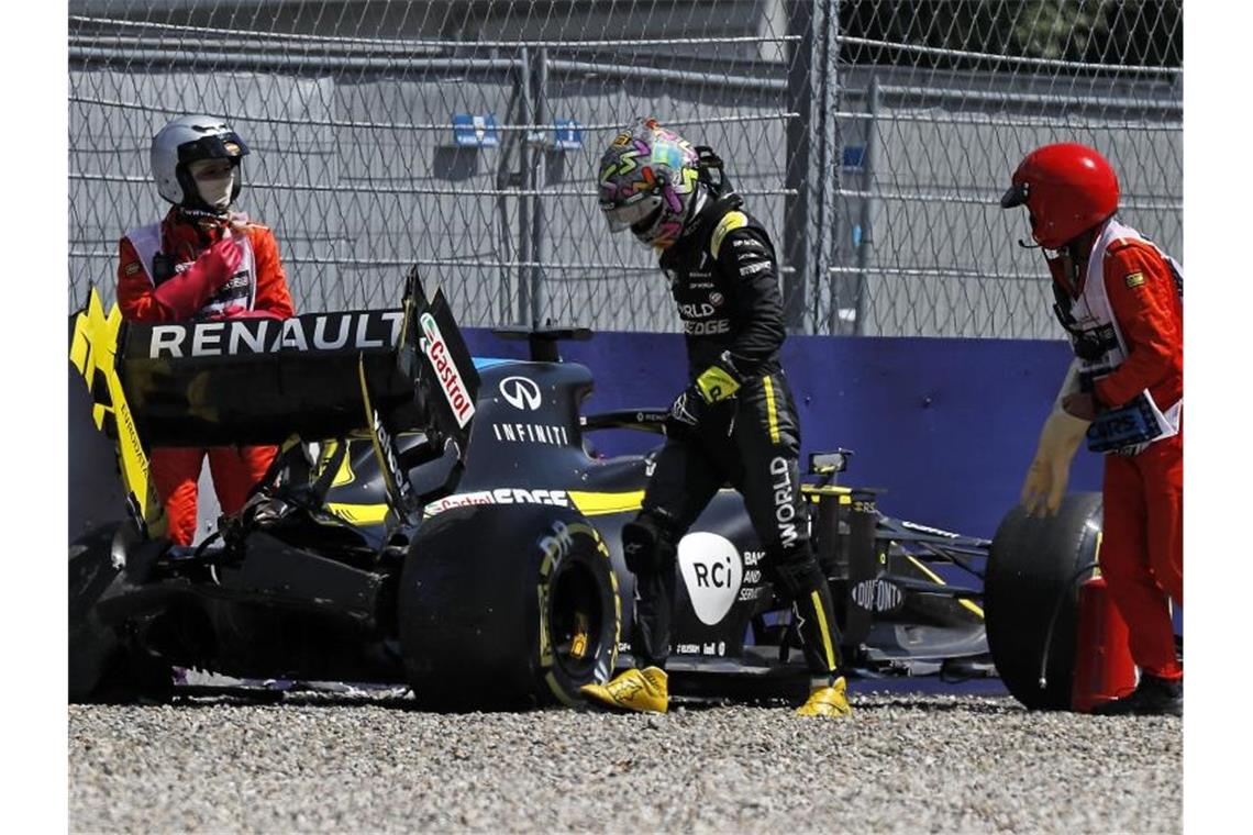 Daniel Ricciardo vom Renault F1 Team steigt aus seinem Wagen, nachdem er in Kurve neun in die Reifenstapel gekracht ist. Foto: Leonhard Foeger/Pool Reuters/AP/dpa