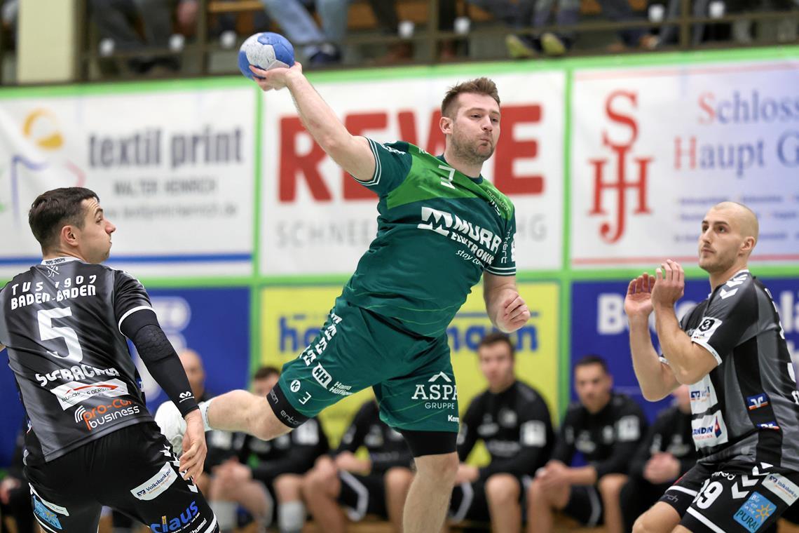 Die Pflicht erfüllt und die Serie ausgebaut Daniel Schliedermann hat mit dem letzten Treffer den Schlusspunkt unter den Arbeitssieg des HCOB gesetzt. Foto: Alexander Becher