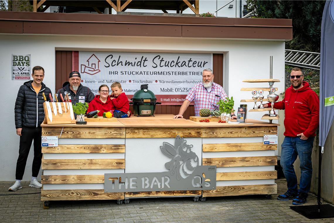 Daniel Schmidt (rechts) nimmt selbst mit einer überregionalen Grillgruppe an der Württembergischen Grillmeisterschaft am 6. April teil. Die Outdoorküche, die er gebaut hat, präsentieren auf dem Foto stolz Espen Wilhelm, Grillmeister Oliver Seibt, Carina Schmidt mit Nic-Matti und Detlef Seebeck (von links). Foto: Alexander Becher