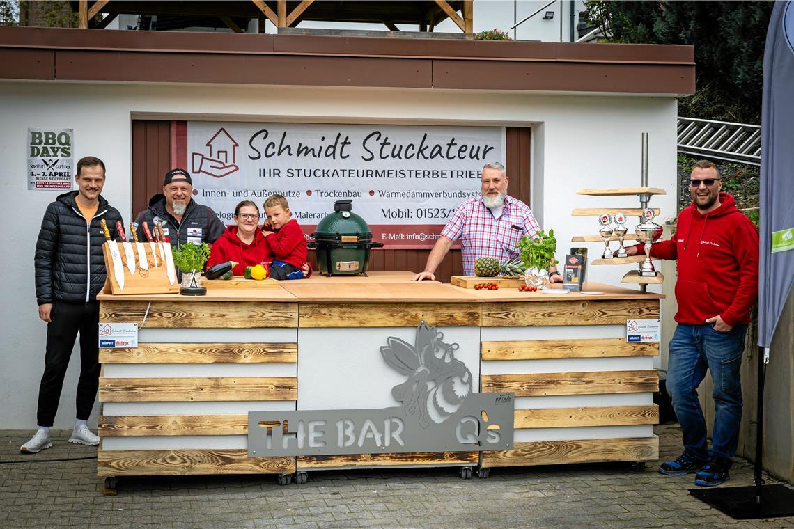 Daniel Schmidt (rechts) nimmt selbst mit einer überregionalen Grillgruppe an der Württembergischen Grillmeisterschaft am 6. April teil. Die Outdoorküche, die er gebaut hat, präsentieren auf dem Foto stolz Espen Wilhelm, Grillmeister Oliver Seibt, Carina Schmidt mit Nic-Matti und Detlef Seebeck (von links). Foto: Alexander Becher