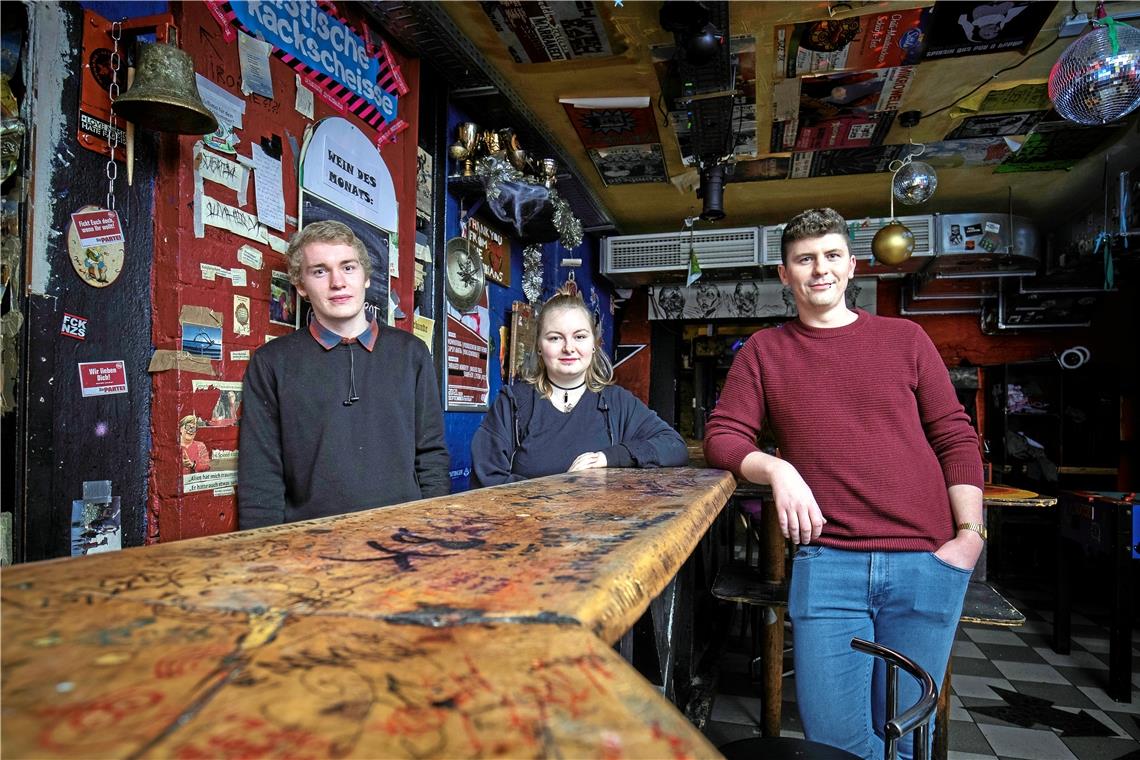 Kein Platz mehr für die Murr-Regatta? Daniel Seeger, Michelle Klug und Domenic Bücheler (von links) vom Vorstand des Juze sind froh, dass Gespräche mit der Backnanger Stadtverwaltung bislang positiv gelaufen sind und der Standort des Juze auch durch das IBA-Projekt nicht auf der Kippe steht. Foto: A. Becher