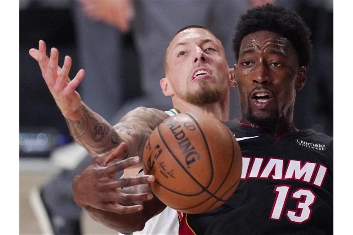 Daniel Theis (hinten) von den Boston Celtics in Aktion gegen Bam Adebayo von Miami Heat. Foto: Mark J. Terrill/AP/dpa