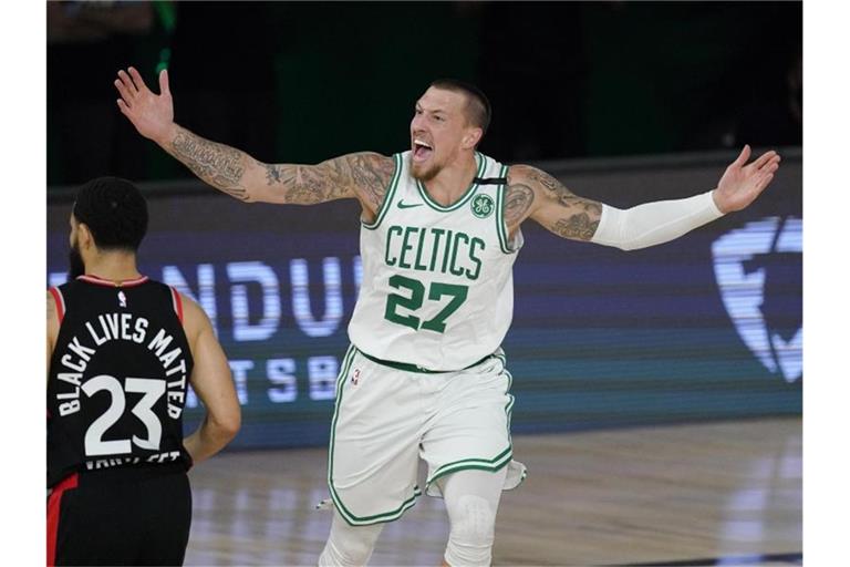 Daniel Theis ist in seiner dritten Saison in der stärksten Basketball-Liga der Welt erstmals unumstrittener Stammspieler. Foto: Mark J. Terrill/AP/dpa