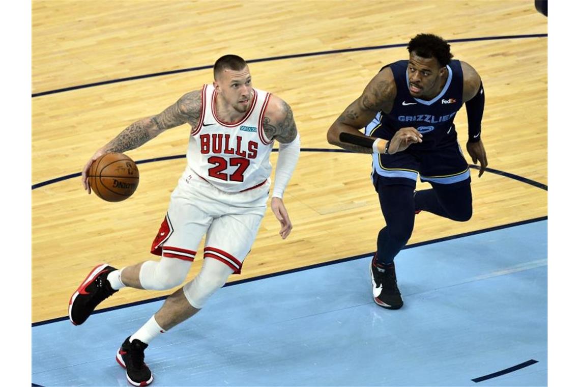 Daniel Theis (l) spielt künftig für die Houston Rockets. Foto: Brandon Dill/AP/dpa