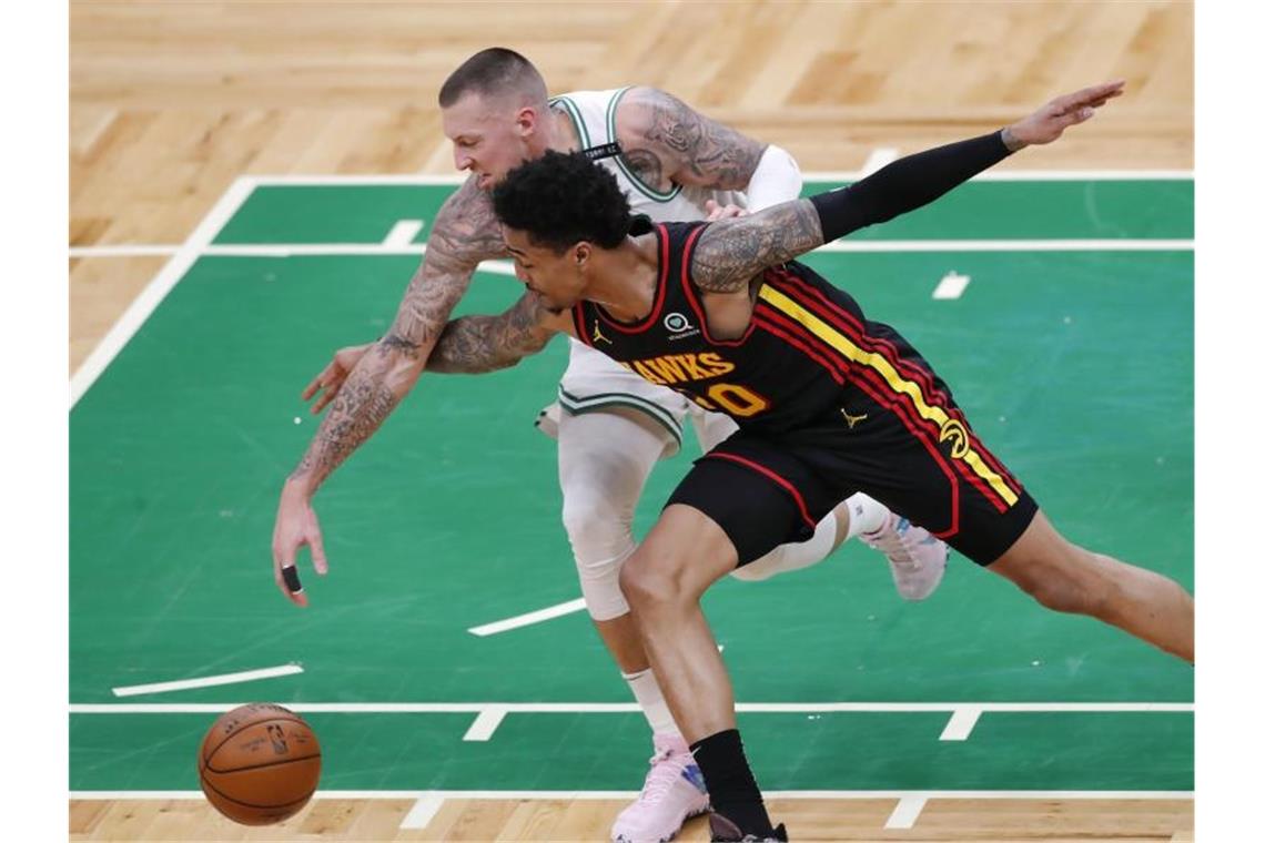 Daniel Theis (l) von den Boston Celtics kam auf 14 Punkte. Foto: Michael Dwyer/AP/dpa