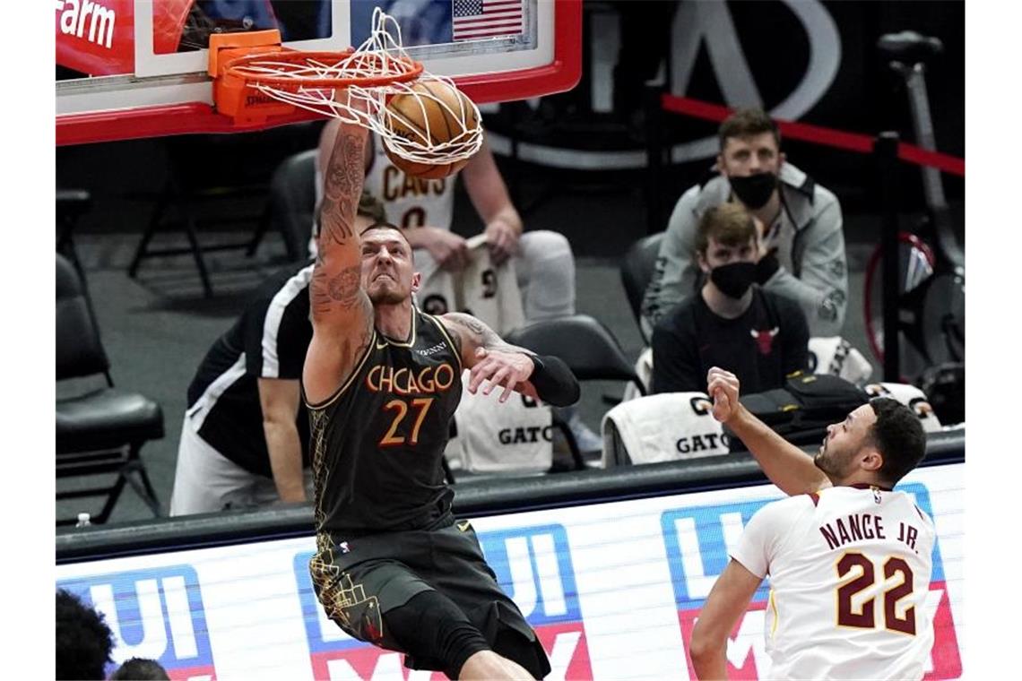 Schröder führt Lakers zum Sieg gegen NBA-Spitzenreiter Utah Daniel Theis (l) von den Chicago Bulls dunkt den Ball. Foto: Nam Y. Huh/AP/dpa