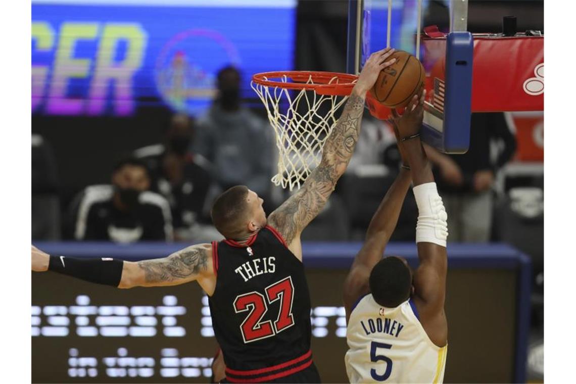 Daniel Theis (l)musste sich bei seinem Debüt im Bulls-Trikot den Golden State Warriors mit Kevon Looney geschlagen geben. Foto: Jed Jacobsohn/AP/dpa