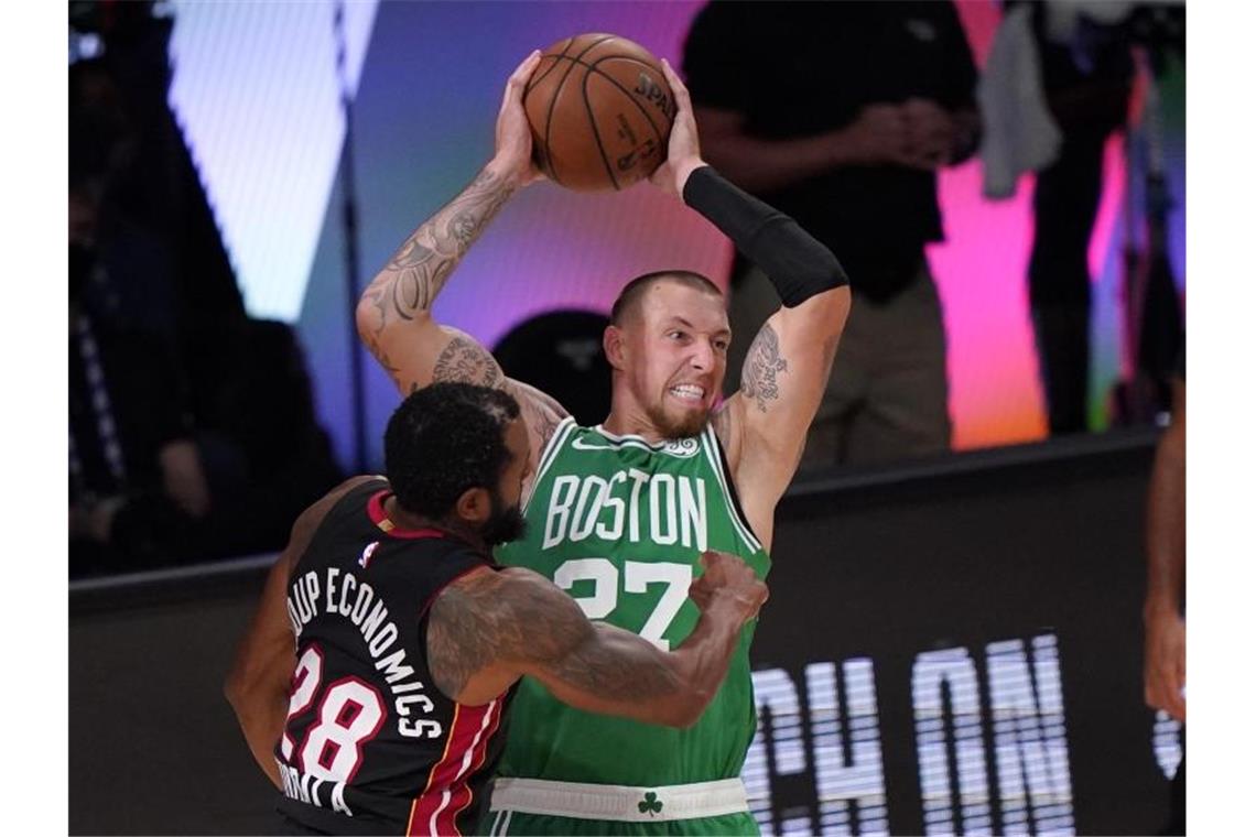 Daniel Theis (r) bestreitet mit den Boston Celtics in der NBA derzeit die Finalspiele der Eastern Conference. Foto: Mark J. Terrill/AP/dpa