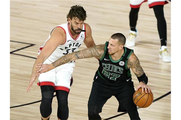 Daniel Theis (r) kam gegen Toronto auf 13 Punkte und 15 Rebounds. Foto: Ashley Landis/AP/dpa