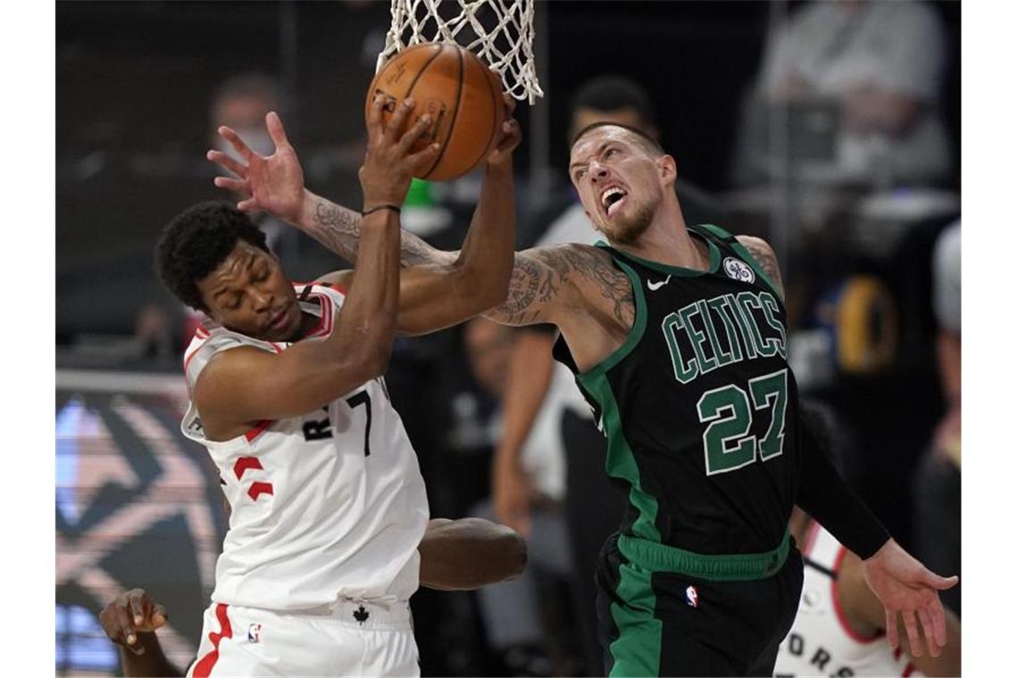 Daniel Theis (r) von den Boston Celtics versucht, Kyle Lowry von den Toronto Raptors zu blocken. Foto: Mark J. Terrill/AP/dpa