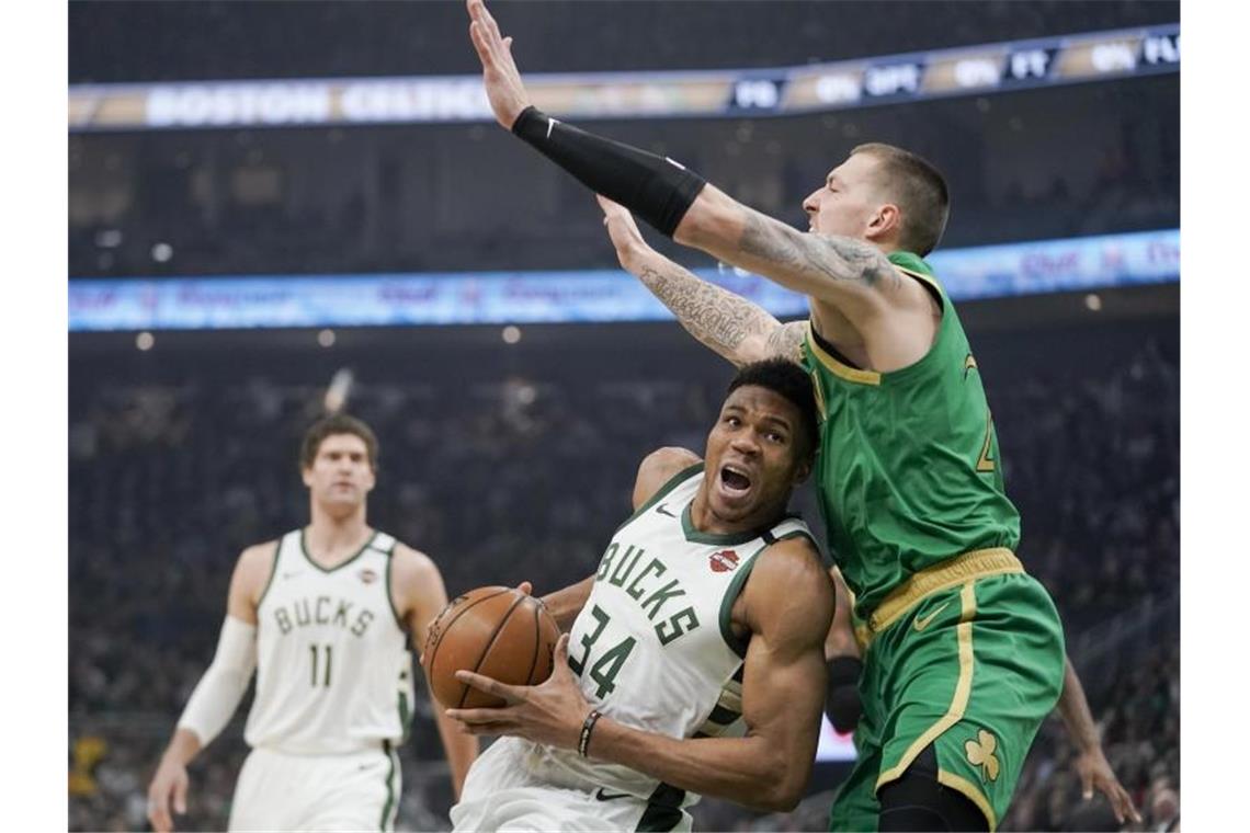 Daniel Theis (r) zeigte eine gute Leistung, doch für einen Sieg gegen die Milwaukee Bucks um Giannis Antetokounmpo reichte es nicht. Foto: Morry Gash/AP/dpa