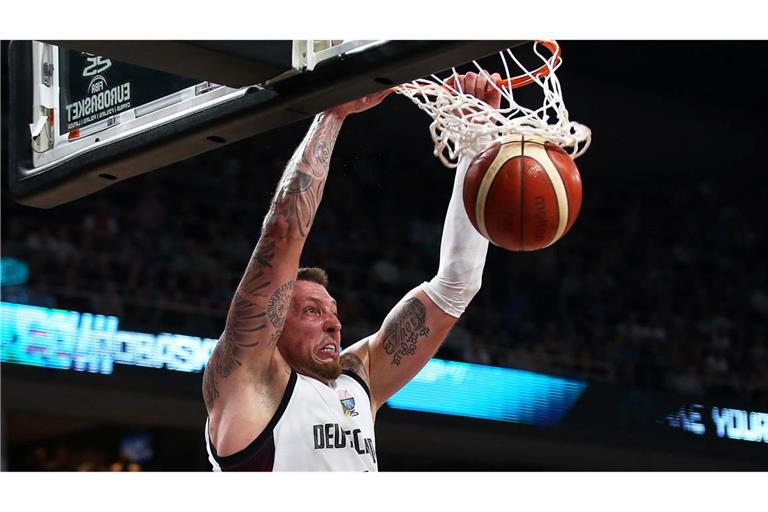 Daniel Theis und den deutschen Basketballern fehlen noch zwei Siege zum EM-Titel.