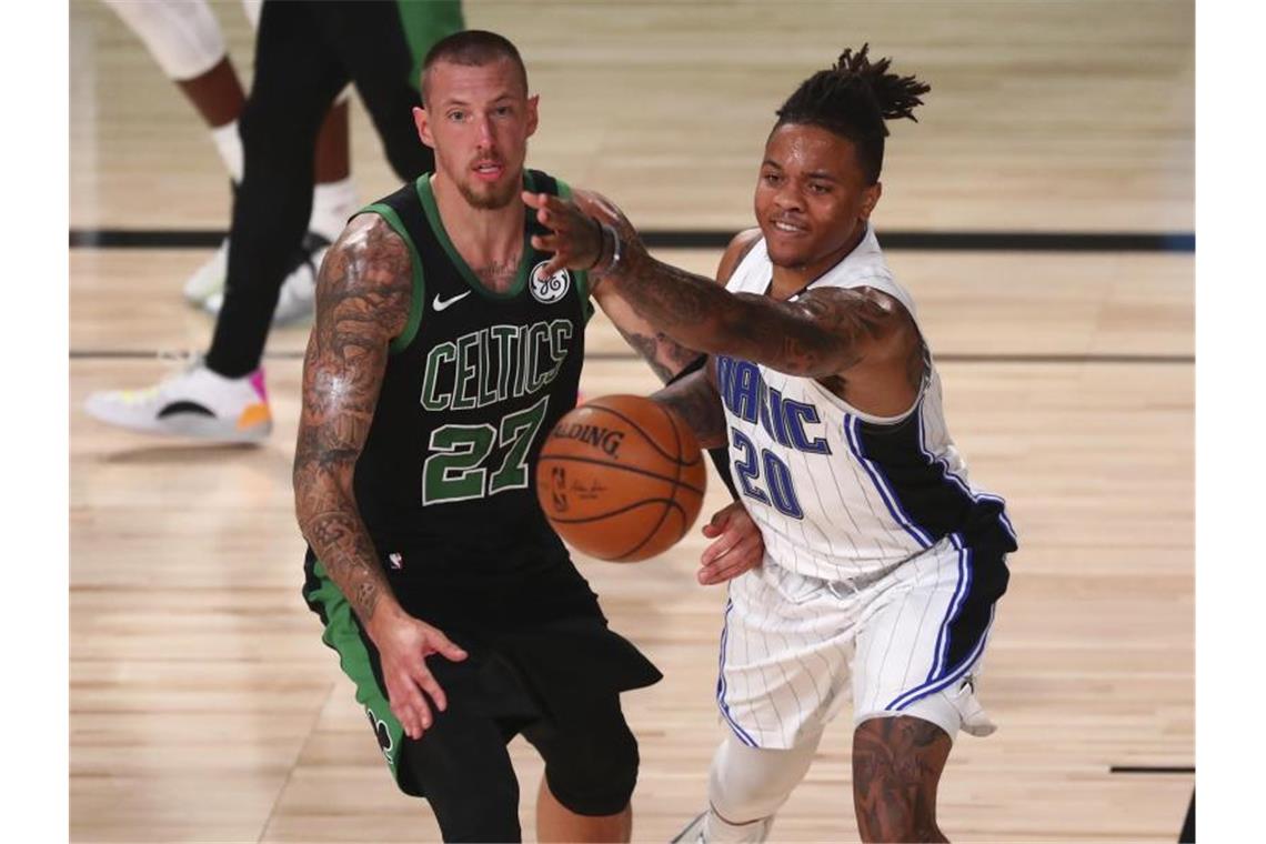 Celtics haben dritten Platz in Eastern Conference sicher Daniel Theis von den Boston Celtics (l) in Aktion gegen Markelle Fultz (r) von Orlando Magic. Foto: Kim Klement/Pool USA Today Sports/AP/dpa