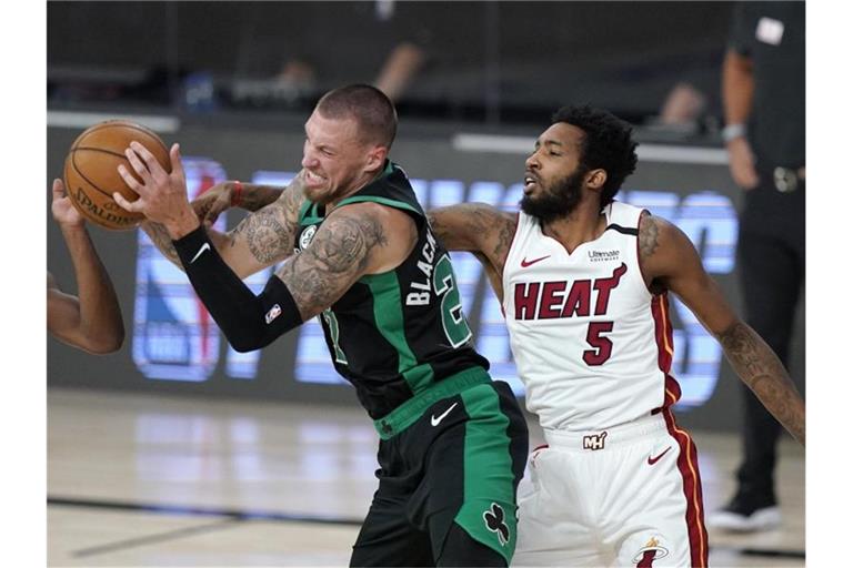 Daniel Theis von den Boston Celtics (l) und Derrick Jones Jr. von den Miami Heat kämpfen um den Ball. Foto: Mark J. Terrill/AP/dpa
