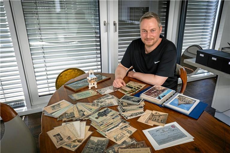 Daniel Waack aus Backnang sammelt leidenschaftlich gerne Postkarten seiner Heimatstadt. Fotos: Alexander Becher