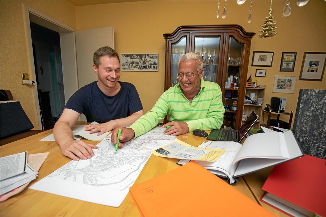 Auf der Spur von Alt-Backnang Daniel Waack und Heiner Kirschmer haben sich dem Projekt „Häuser-Lexikon“ verschrieben. In alten Karten und anderen Quellen forschen sie nach, welche Gebäude es in Backnang gegeben hat, wann sie errichtet wurden, wie sie sich verändert haben, wer im Lauf der Zeit darin gewohnt hat und wie die Bauten jeweils genutzt wurden. Foto: A. Becher