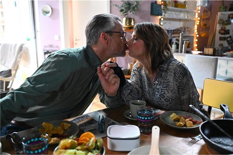 Daniela (Berrit Arnold) möchte mit Henning (Stefan Bockelmann) ihre neugewonnene Zweisamkeit genießen.