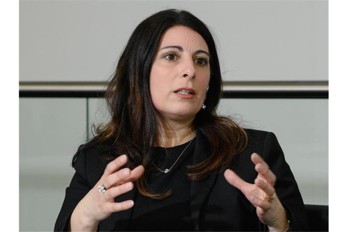 VW-Betriebsratschefin: Schwierige Themen zu verhandeln Daniela Cavallo, Vorsitzende des Gesamt- und Konzernbetriebsrats der Volkswagen AG, im Gespräch mit einem dpa-Journalisten. Foto: Swen Pförtner/dpa