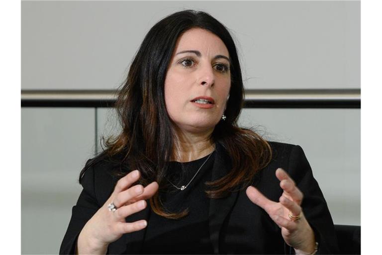 Daniela Cavallo, Vorsitzende des Gesamt- und Konzernbetriebsrats der Volkswagen AG, im Gespräch mit einem dpa-Journalisten. Foto: Swen Pförtner/dpa