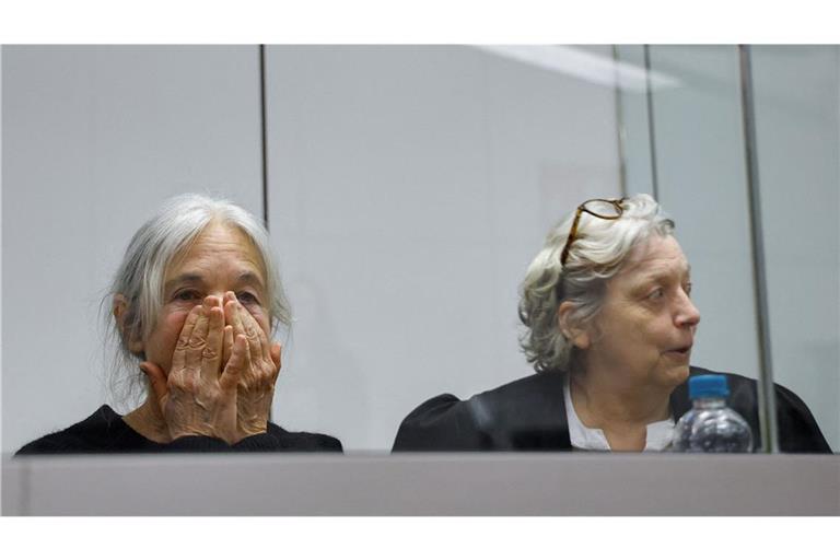 Daniela Klette (l)  im Oberlandesgericht Celle im Gerichtssaal mit ihrer Rechtsanwältn Undine Weyers.