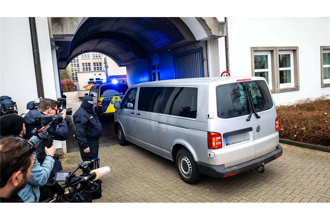 Daniela Klette wird mit einem Transporter zum Gerichtssaal gefahren.