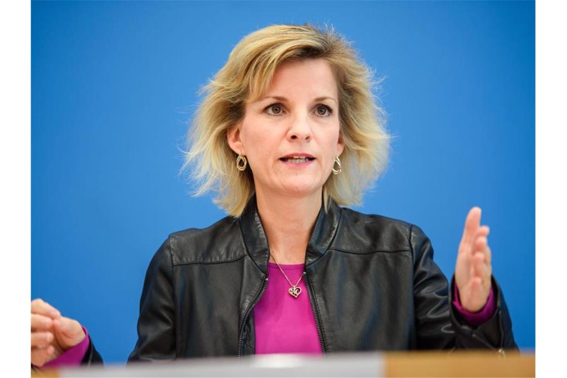 Daniela Ludwig, Drogenbeauftragte der Bundesregierung, spricht während einer Pressekonferenz. Foto: Gregor Fischer/dpa/Archivbild