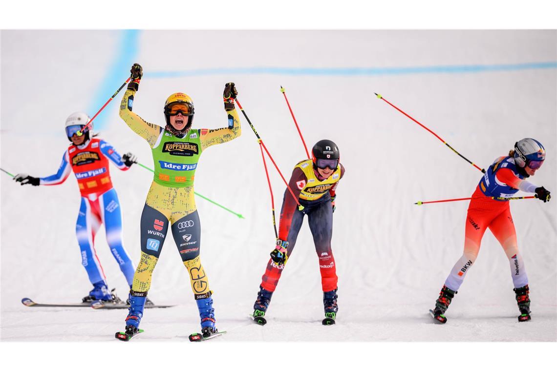 Daniela Maier (2. v. li.): Womöglich wäre es ja ganz nett gewesen, aus einer Verfolgerrolle heraus in die Spiele zu gehen. Das hat sich Daniela Maier aber irgendwie selbst versaut – weil sie im Laufe der Saison immer erfolgreicher geworden ist. Ende Dezember holte die Skicrosserin zwei zweite Plätze in Arosa und Innichen, Ende Januar setzte sie dann in Veysonnaz noch einen drauf und machte den ersten Weltcup-Sieg in dieser Saison perfekt – dem der zweite in Val di Fassa folgte. Dass sie auf der olympischen Strecke in Livigno nun zu den absoluten Topfavoritinnen gehört, lässt sich nun nicht mehr wegdiskutieren. Aber: Das ist auch kein Problem. Die 29-Jährige vom SC Urach hat genug Erfahrung, damit umzugehen – und ist in den vergangenen Jahren gereift. „Durch all die Erfahrungen, die ich schon machen durfte, habe ich gelernt, in gewissen Situationen cool zu bleiben“, sagt sie – und spielt damit auch auf Olympia 2022 an. Damals wurde sie im Finale Vierte, die drittplatzierte Schweizerin Fanny Smith dann aber disqualifiziert. Im Nachgang entwickelte sich ein Rechtsstreit – am Ende erhielten beide eine Bronzemedaille. Und nun, vier Jahre später? „Das Ziel ist, wieder um die Medaillen mitzufahren“, sagt Daniela Maier, „es wird darum gehen, das Maximum herauszuholen.“