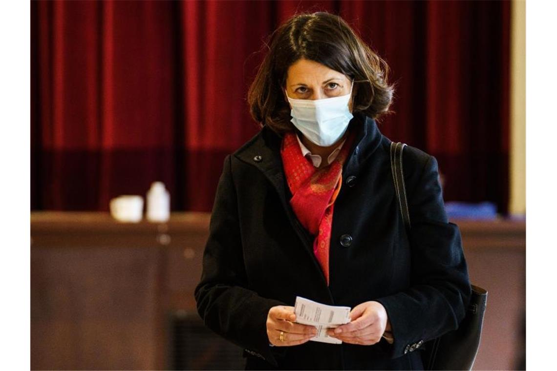 Daniela Schmitt, Spitzenkandidatin der FDP in Rjeinland-Pfalz, in ihrem Wahllokal in Alzey. Foto: Andreas Arnold/dpa